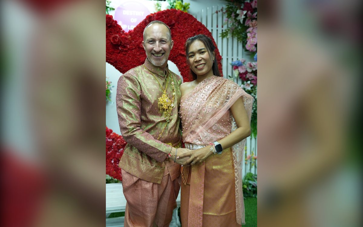 spoyzy-client-wedding-family-reunification Belgisch-Thais koppel in Thaise huwelijkskledij, klanten van Spoyzy voor huwelijk en gezinshereniging