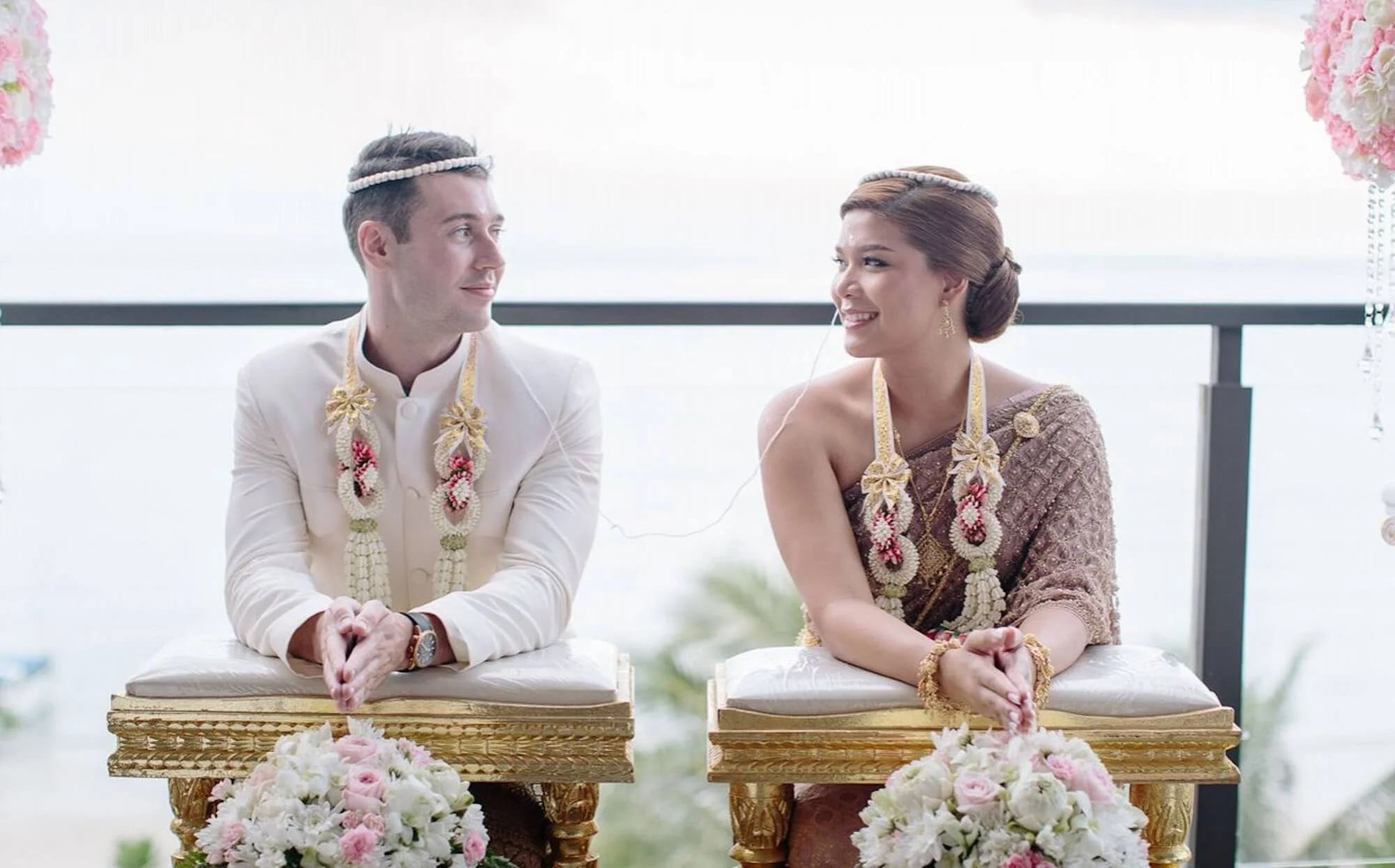 จดทะเบียนสมรสกับชาวต่างชาติ คู่รักจดทะเบียนสมรสในประเทศไทยในชุดไทย