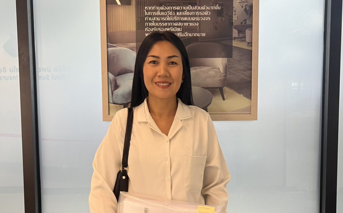 spoyzy-schengen-visa-client ลูกค้า Spoyzy ถือหนังสือเดินทางไทยและเอกสารวีซ่าที่ TLScontact กรุงเทพฯ